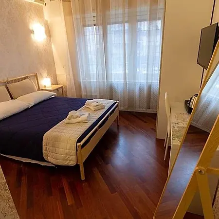 Aurelio Deluxe Πανσιόν 4*